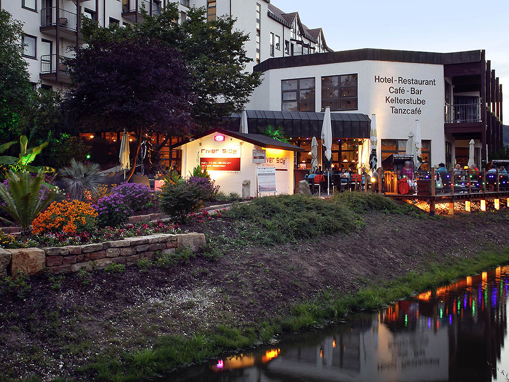 Riverside bar and terrasse